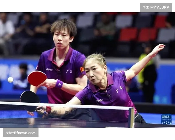 李闫力压李雯雯举重夺冠 年轻选手展现冲击力